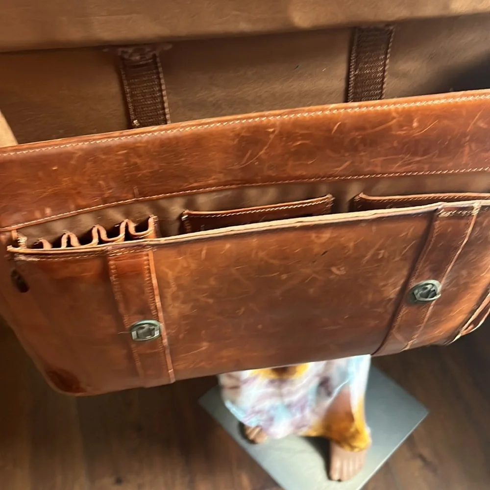 Vintage Wilsons, cognac leather messenger bag. - Picture 4 of 16